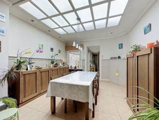 <p><span>Deze instapklare woning is gelegen in het centrum van Sint-Niklaas en biedt verrassend veel ruimte en mogelijkheden. Via de inkomhal bereikt u een aparte bureauruimte/voorplaats, ideaal als thuiswerkplek. De woonkamer beschikt over een gezellig zit- en eetgedeelte en geniet van aangenaam natuurlijk licht dankzij de lichtstraat.</span></p><p><span>Aansluitend bevindt zich de ingerichte keuken. Verder beschikt het gelijkvloers over een praktische berging met plaats voor wasmachine en droogkast en een badkamer met inloopdouche, lavabomeubel en toilet. Achteraan bevindt zich een gezellige, volledig afgesloten stadstuin waar u in alle rust kan genieten.</span></p><p><span>Op de eerste verdieping bevinden zich twee slaapkamers. Via een vaste trap bereikt u de ruime zolderverdieping, waar de mogelijkheid bestaat om nog twee extra slaapkamers te creëren. Zo kan de woning in totaal over vier slaapkamers beschikken.</span></p><p><span>De woning wordt verwarmd op aardgas en behaalt een gunstig EPC-label C, waardoor er geen renovatieverplichting geldt.</span></p><p><span>Dankzij de centrale ligging bevinden winkels, scholen, horeca, openbaar vervoer en het stadscentrum zich op wandelafstand. Een ideale woning voor wie centraal wil wonen met voldoende ruimte en uitbreidingsmogelijkheden.</span></p><p><span>Mis deze kans niet! Voor meer informatie of een bezoek, contacteer ons vandaag nog via 03 500 05 40.</span></p><p><span> </span></p>