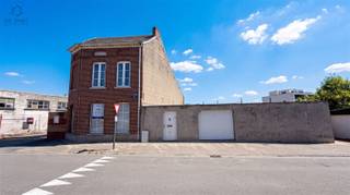 <p><span>CENTRAAL GELEGEN WONING MET RUIME MOGELIJKHEDEN NABIJ HET CENTRUM VAN GERAARDSBERGEN</span></p><p><span>Bent u op zoek naar een instapklare woning met een centrale ligging en uitbreidingsmogelijkheden? Dan is deze woning beslist een bezoek waard!</span></p><p><span>De woning bevindt zich op wandelafstand van het centrum van Geraardsbergen en geniet van een uitstekende bereikbaarheid. Het station, winkels, scholen en andere voorzieningen bevinden zich in de onmiddellijke omgeving.</span></p><p><span>Op het gelijkvloers komt u binnen via de inkomhal, die toegang biedt tot een ruime en lichtrijke leefruimte met een open, volledig uitgeruste keuken. Verder vindt u op deze verdieping een comfortabele badkamer, voorzien van een lavabomeubel, douche en ligbad.</span></p><p><span>De eerste verdieping beschikt momenteel over twee ruime slaapkamers. De grote slaapkamer aan de voorzijde kan eenvoudig worden opgesplitst, waardoor een derde slaapkamer kan worden gecreëerd.</span></p><p><span>Ook de zolder biedt tal van mogelijkheden. Mits afwerking kan deze worden ingericht als extra slaapkamer met een bijkomende badkamer, ideaal voor grotere gezinnen of wie extra ruimte wenst.</span></p><p><span>Buiten geniet u van een ruim terras waar u in alle rust kunt ontspannen. Dankzij de sectionaalpoort is er bovendien de mogelijkheid om uw wagen op het eigen perceel te parkeren.</span></p><p><span>Extra troeven:</span></p><ul><li><span>Centrale ligging op wandelafstand van het centrum.</span></li><li><span>Ruime en lichtrijke leefruimte.</span></li><li><span>Open, volledig uitgeruste keuken.</span></li><li><span>Mogelijkheid tot 3 à 4 slaapkamers.</span></li><li><span>Uitbreidingsmogelijkheden op de zolder.</span></li><li><span>Ruim terras.</span></li><li><span>Parkeermogelijkheid op eigen terrein.</span></li><li><span>Centrale verwarming op aardgas.</span></li></ul><p><span>Interesse? Reageer op deze advertentie voor meer informatie of een bezoek. Wij nemen vervolgens telefonisch contact met u op om een afspraak in te plannen.</span></p>