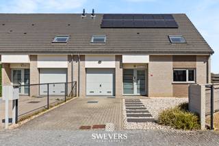 Voor meer info en foto’s, surf naar www.swevers.be – Deze instapklare halfopen woning (2013) in een rustige, doodlopende straat op Pastoor Oomshof 9 in Heusden-Zolder combineert comfort met een praktische indeling. Met een bewoonbare oppervlakte van 205m² op een perceel van 392 m² geniet u hier van ruimte en licht. De hoge inkomhal zorgt voor een open gevoel en geeft toegang tot een lichtrijke leefruimte van 30,50 m² met aansluitende eetkamer en zicht op de tuin. De keuken (12,18 m²) is functioneel ingericht en grenst aan een berging. Op het gelijkvloers bevinden zich verder een slaapkamer, badkamer met ligbad en dubbele wastafel, apart toilet en inpandige garage.<br />Op de verdieping zijn er drie ruime slaapkamers (ca. 16,12 m², 14,33 m² en 15 m²), een tweede badkamer, apart toilet en extra bergruimte. De woning beschikt bovendien over een kruipkelder en een zolder van 70 m² met uitbreidingsmogelijkheden. De zuidoost georiënteerde tuin biedt volop zon en privacy. Extra troeven zijn de kwalitatieve afwerking en twee badkamers. Gunstig gelegen nabij scholen, openbaar vervoer, horeca en op 1,2 km van de snelweg. Voor meer informatie, bel 011 255 155. Bron bewoonbare oppervlakte: EPC – verslag.