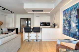 Dit luxueus & onberispelijk appartement (5°V) met 2 SLAAPKAMERS en zonnig TERRAS bevindt zich op een FANTASTISCHE LOCATIE (op 100m v/d zee én vlakbij winkels, openbaar vervoer, ...). Deze parel werd prachtig GERENOVEERD (2021) en uiterst KWALITATIEF afgewerkt met de meest DUURZAME materialen en oog voor detail. Deze parel omvat: inkomhal met gastentoilet, LICHTOVERGOTEN leefruimte met open luxekeuken (o.a. inductiekookplaat, combi-oven, oven, vaatwas, ijskast, composiet werkblad, Miele toestellen), 2 slaapkamers, moderne badkamer (voorzien van inloopdouche met rainshower en lavabomeubel), zuidoost gericht TERRAS (met berging) en berging/wasplaats. Extra's: CV op aardgas, dubbel glas in PVC, GOEDGEKEURDE elektriciteit, privatieve kelderberging. Luxueus wonen op een uitmuntende ligging!