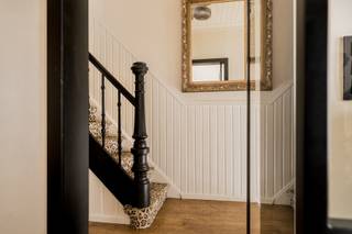 Klaar om deel uit te maken van het prachtige Antwerpen-Zuid?
Indeling
Bij het binnenkomen word je verwelkomd in een stijlvolle inkomhal met een prachtige trap die meteen de toon zet voor de rest van de woning.
Via een kleine trap bereik je het souterrain, waar een ruime leefkeuken werd ingericht. De keuken is uitgerust met een groot kookeiland, kwalitatieve toestellen en veel bergruimte — ideaal voor wie houdt van gezellig tafelen en koken. Dankzij het grote raam krijg je toegang tot een aangename stadstuin die uitnodigt tot ontspannen momenten in alle privacy. Daarnaast is er een handige kelderruimte die extra opslag biedt.
Op de eerste verdieping bevindt zich de ruime woonkamer die de volledige verdieping inneemt. Grote ramen zorgen voor overvloedig daglicht, terwijl de hoge plafonds en originele details zorgen voor een warme, uitnodigende sfeer.
De tweede verdieping herbergt een stijlvolle badkamer, voorzien van een inloopdouche, lavabomeubel en toilet. Daarnaast bevindt zich hier een flexibele ruimte, momenteel ingericht als bureau en zithoek, maar die ook kan worden omgevormd tot extra slaapkamers.
De bovenste verdieping is volledig gewijd aan de master bedroom.
Troeven
Karaktervolle woning met authentieke uitstraling
Zorgvuldig gerenoveerd met aandacht voor detail
Airconditioning op elke verdieping
Aangename stadstuin/koer met privacy