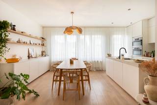 In de rustige Hof Van Riethwijk in Mortsel vind je dit prachtig appartement. Deze woonst bevindt zich op de eerste verdieping van een...