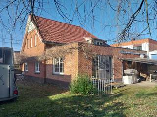 Charmante ruime woning op grote grond van 9 are 74 centiare. De woning heeft een gunstig EPC 'C'.Indeling: inkom, ruime keuken, gezellige living,...