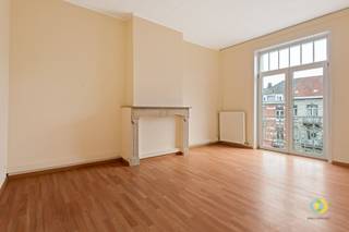 <p><span>Dit drieslaapkamerappartement is ideaal gelegen in het centrum van Vilvoorde, op wandelafstand van het station en met een uitstekende bereikbaarheid.Het appartement beslaat de drie bovenste verdiepingen van een kleinschalig gebouw met slechts drie units, en dit zonder gemeenschappelijke lasten — een belangrijke meerwaarde voor zowel eigen bewoning als investering. In 2025 werd het appartement grondig gerenoveerd en het combineert vandaag een centrale ligging met hedendaags wooncomfort. Bovendien is het volledig conform de geldende wooncode en beschikt het over een gunstig EPC-attest (label B), wat garant staat voor een energiezuinige en zorgeloze investering. De indeling is als volgt: Op de tweede verdieping bevindt zich een lichtrijke leefruimte van 37,5 m², bestaande uit een zithoek van 20 m² en een eetkamer van 17,5 m². Aansluitend bevindt zich de aparte, vernieuwde keuken. Verder is er op deze verdieping een apart toilet en toegang tot de bovenliggende verdieping.Op de derde verdieping vindt u een moderne badkamer, een apart toilet, de master bedroom van 19 m² en een tweede slaapkamer van 18,7 m². De vierde en bovenste verdieping omvat een derde slaapkamer van 19 m², bereikbaar via een trap vanuit de tweede slaapkamer. Indien gewenst kan hier eenvoudig een aparte hal gecreëerd worden voor een duidelijkere indeling. Extra troef is de gemeenschappelijke fietsenberging</span></p><p><span> </span></p>