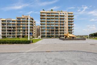 Schitterend appartement met verzicht (type doorloper) op het gelijkvloers van een goed onderhouden residentie, ideaal gelegen op een toplocatie in Nieuwpoort-Bad, vlak bij de Schildpad en de wandelpromenade en op korte wandelafstand van het strand en de zee.<br />Het appartement omvat een inkomhal met aparte berging en toilet, een badkamer met douche en twee slaapkamers. Verder beschikt het over een ruime en lichtrijke woonkamer met open keuken en rechtstreekse toegang tot het terras. Vanop het terras geniet u van een mooi open zicht op het Maritiem Park.<br />In de prijs is tevens een kelderberging met exclusief genots- en gebruiksrecht inbegrepen.<br />Dankzij de centrale ligging, de praktische indeling en het open zicht is dit appartement uitermate geschikt als tweede verblijf, vaste woonst of investeringseigendom.