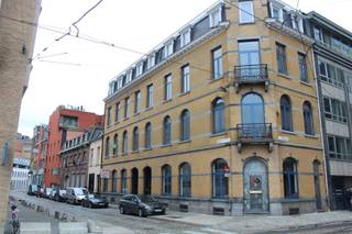 <p><span>Opbrengsteigendom te koop met uniek zicht op t water Sint-Pietersvliet, Antwerpen</span></p><p><span>Gelegen op een toplocatie in hartje Antwerpen, aan de Sint-Pietersvliet, vind je dit interessante opbrengsteigendom met uitzonderlijk open zicht tot aan het water. Dankzij de hoekligging geniet je hier van een ruimtelijk gevoel en overvloed aan natuurlijk licht iets wat in de stad absoluut niet vanzelfsprekend is!</span></p><p><span>Het gebouw bestaat uit:</span></p><ul><li><span>2 commerciële gelijkvloerse units</span><span>, elk met een private kelder aansluitend aan het pand en bereikbaar via een interne trap </span></li><li><span>Op </span><span>verdieping 1, 2 en 3</span><span> telkens een </span><span>studio én een appartement met 2 slaapkamers</span><span> allemaal met een efficiënte indeling en potentieel tot mooie huurinkomsten.</span></li></ul><p><span>De mix van commerciële en residentiële units zorgt voor een </span><span>gediversifieerde inkomstenstroom</span><span> en dus een </span><span>interessant en stabiel rendement</span><span>. Met wat (beperkte) opfrissingswerken til je het geheel makkelijk naar een hoger niveau.</span></p><p><span>Troef</span><span>: de ligging! Op wandelafstand van het Eilandje, Park Spoor Noord en alle hotspots van Antwerpen. Vlot bereikbaar én met het zalig uitzicht op het water als kers op de taart.</span></p><p><span>Geïnteresseerd? Contacteer ons snel voor meer info of een bezoek ter plaatse!</span></p><p><span>Bestuursmaatregelen in het maatregelenregister: nee</span></p>