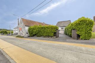 Charmante hoeve met bijgebouw en grote tuin – Wassegemstraat 47, 9570 Deftinge/LierdeBent u op zoek naar een woning met karakter, ruimte én...