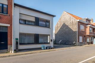 De woning is gelegen op toplocatie te Waregem en beschikt over magazijn van ruim 200m2. Op heden werd de woning verhuurd voor 850€/maand, exclusief...