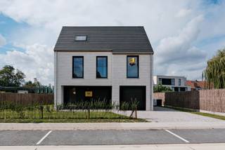 <ul>
	<li>Project in afwerkingsfase - bezoek ter plaatse mogelijk</li>
	<li>Nabij centrum Deinze</li>
	<li>Alleenstaande villa met aangelegde tuin</li>
	<li>Ruim perceel</li>
	<li>Zuidwest gerichte tuin</li>
	<li>Goede mobiliteit</li>
</ul>
<br />OMGEVING<br />Nabij het centrum van Deinze, in een residentiële omgeving ontwikkelt Potrell deze stijlvolle villa op een mooi perceel bouwgrond. Winkels, scholen, openbaar vervoer, ... bevinden zich in de onmiddellijke omgeving. Wie graag wat meer groen opzoekt kan zich uitleven in het Provinciaal Domein De Brielmeersen die zich op amper 3 kilometer in de buurt bevindt. De woning heeft tevens een zeer vlotte verbinding met de autosnelweg E17, alsook met de belangrijke invalswegen.<br /><br />INDELING<br />De nieuwbouwvilla is ontworpen met een doordachte indeling. Op het gelijkvloers betreed je de woning via een ruime inkomhal met gastentoilet. Daarnaast is er een aparte bureauruimte, een royale eet- en zithoek en een lichtrijke open keuken met uitzicht op de zonnige tuin. Verder biedt deze verdieping een ruime berging en een inpandige garage. Op de eerste verdieping bevindt zich de nachthal, drie ruime slaapkamers, een apart toilet en een volledig uitgeruste badkamer met dubbele wastafel, ligbad en inloopdouche. Een vaste trap leidt naar de ruime zolder, die naar wens kan worden afgewerkt als extra slaapkamer of polyvalente ruimte.<br /><br />E-PEIL 30<br />De gezinswoning wordt met hoogwaardige materialen en energiezuinig afgewerkt. Dankzij een warmtepomp en de nodige zonnepanelen voldoet de woning aan het E-peil 30 (BEN-woning). Op de gelijkvloerse verdieping wordt vloerverwarming geïnstalleerd voor extra comfort. De leefruimte krijgt een elegante parketvloer, terwijl de slaapkamers worden afgewerkt met fineerparket. Het perceel is voorzien van een volwaardige aanleg met oprit, terras en omheining.<br /><br /><span>Benieuwd om uw toekomstige woning verder te ontdekken? Contacteer ons op het nummer 09 394 67 95 of via </span><span>info@potrell.be</span><span> voor meer informatie of een afspraak!</span>