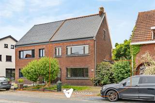 <p><span>Zeer ruime, deels gerenoveerde woning met ruime, zuidgerichte tuin</span></p><p><span> </span></p><p><span>Belangrijkste troeven:</span></p><p><span>- Zeer ruime woning van 237m2</span></p><p><span>- 5 slaapkamers + extra ruimte voor bvb hobby-, burearuimte...</span></p><p><span>- Praktische indeling met zeer mooie leefruimte en keuken</span></p><p><span>- Reeds vernieuwd: dak, ramen, verwarming, elektriciteit,...</span></p><p><span>- Mooi, zuidgericht perceel van 925m2</span></p><p><span> </span></p><p><span>Bekijk zeker ook de 3D virtuele rondleiding en de grondplannen met de afmetingen. Zo krijgt u van thuis uit al een perfect beeld van wat deze woning te bieden heeft!</span></p><p><span>Wenst u meer info of een vrijblijvende bezichtiging, contacteer dan ons kantoor op het nummer 014 39 99 99 en wij helpen u graag verder.</span></p>