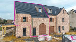 Appartement 1.1 is het linker-duplex-appartement en heeft op het gelijkvloers ( inpandige garage) + 1ste en 2de verdiep een bewoonbare oppervlakte van 136m² + 26 m² ( garage+ trap).<br />Ook dit appartement heeft een privatieve inkom : via de voordeur bereikt men de trappenhal met rechts de inpandige garage om zo naar het woongedeelte te gaan.<br /><br />Het appartement heeft een ruim terras (17m²) waar men geniet van de namiddag en avondzon; heerlijk… <br />Op de eerste verdieping heeft men een ruime berging, gastentoilet en vervolgens een zeer aangename leefruimte met open keuken. Van hieruit loopt men ’s avonds in alle stilte het terras op om te genieten van de voorbije dag.<br />Op de 2de verdieping bevinden er zich 2 slaapkamers en de badkamer.<br /><br />De koper heeft op dit moment nog de volledige eigen keuze naar afwerking (zie lastenboek)!<br /><br />Project “Garenstraat” is een prachtig ontworpen project waar lay-out en leef-comfort hand in hand gaan.<br /><br />Het Project bestaat uit 4 appartement : 2 gelijkvloerse en 2 duplexen.<br /><br />Project Garenstraat is een hoogwaardig afgewerkt en energiezuinig project waar men de nadruk legt op comfort en afweking! Hier wonen betekent anders wonen; een kleinschalige blok waar iedereen geniet van een eigen privatieve inkom en prachtige buitenruimtes! <br /><br />Het Project is gelegen in een rustige straat met enkel bestemmingsverkeer en waar men anderzijds toch vlakbij het centrum van Heusden woont.<br /><br />Deze unieke woonappartementen worden volledig afgewerkt volgens smaak van de klant en zijn beschikbaar tegen februari 2026!<br /><br />Elk van de appartementen heeft voldoende parkeergelegenheid : de gelijkvloerse met een carport en extra parking; de duplexen met een inpandige garage en extra parking.<br /><br />De warme architectuur en het voorzien van de laatste nieuwe technische voorzieningen geven zowel vanbuiten als binnenshuis warmte aan deze gezellige residentie!<br /><br />Pluspunten<br />* zalige ligging = rust en toch overal dichtbij<br />* elk appartement heeft een eigen inkom<br />* voldoende parkeergelegenheid : carport of inpandige garage<br />* quasi energie-neutraal!<br />* verwarming met warmtepomp en koeling!<br />* eigen zonnepanelen<br />* eigen energiebochten<br />* ventilatiesysteem D<br />* aluminium ramen<br />* hoogwaardige afwerking<br />* gelijkvloers : terras + tuin + tuinberging<br />* privacy<br />* vlakbij natuur en bossen<br />* vlakbij de winkelstraat van Heusden-Centrum<br />* goede verbinding naar de autosnelweg<br />* oplevering februari 2026!<br />* zien = kopen!<br /><br /><span>Maatregelen opgenomen in het Maatregelenregister: nee</span><br /><br />Voor een afspraak of meer info, bel ons op 078/78.78.70, of kom gewoon binnen op ons kantoor. Steeds welkom!