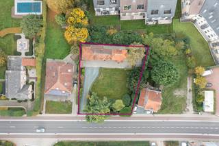 <h3>Prachtig landhuis met authentieke elementen en zuidgerichte tuin nabij centrum Itterbeek</h3>
<p>Op een rustige en groene locatie, op wandelafstand van het centrum van Itterbeek, bevindt zich deze mooie eigendom op een perceel van 9a 60ca — een charmante villa in landelijke stijl en een prachtig aangelegde tuin die rust en privacy uitstraalt.</p>
<p>Bij aankomst word je verwelkomd door een ruime oprit met automatische poort en voldoende parkeergelegenheid voor meerdere wagens.<br />Binnenin geniet je van een lichte leefruimte met gezellige houtkachel, parketvloer en een mooi zicht op de tuin, terwijl de ingerichte keuken aansluit bij de aangename eetplaats. De woning straalt warmte en karakter uit dankzij haar authentieke details en verzorgde afwerking.<br />Vanuit de leefruimte heb je toegang tot een overdekt terras. De tuin is zuid georiënteerd en omgeven door groen, én biedt volledige privacy. Verder zijn er een praktische berging en garage geschikt voor één wagen aanwezig.</p>
<p>Op de eerste verdieping vind je twee ruime slaapkamers, twee badkamers en een grote nachthal met vide, perfect inrichtbaar als bureauruimte, wat een extra gevoel van ruimte en licht creëert. Daarnaast beschikt de woning over een wijnkelder en stockagezolder, wat bijdraagt aan het praktische comfort.<br /><br />De eigendom werd doorheen de jaren zorgvuldig onderhouden en vernieuwd (crépi 2010, …).</p>
<p>Dit landhuis met karakter biedt de perfecte combinatie van rust, groen en een centrale ligging — een unieke opportuniteit voor wie houdt van authenticiteit en landelijke charme, zonder in te boeten aan bereikbaarheid.<br /><br />EPC 574 kWh/(m²jaar) - label F<br />Elektriciteit niet conform</p>