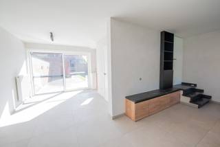 Deze volledig gerenoveerde woning in Deinze is een ideale plek voor wie op zoek is naar een gezellige woning met een tuin en terras. <br />Indeling: leefruimte met tv-meubel, volledige uitgeruste keuken en kelder. Boven vinden we 3 slaapkamers (waarvan 1 kamer met inbouwkasten), badkamer met douche en apart toilet.<br />De tuin en het terras bieden de perfecte plek om te genieten van de zonnige dagen.<br />Buiten vinden we nog een extra berging terug en wasplaats.<br />De ligging in Deinze zorgt ervoor dat alle voorzieningen zoals winkels, scholen en openbaar vervoer in de buurt zijn.<br />Kortom, deze woning is een ideale keuze voor wie op zoek is naar een comfortabele en gezellige rijwoning te Deinze!<br />Ramen zijn voorzien van super isolerend glas! De woning is onmiddellijk beschikbaar!<br />Wenst u meer informatie of een bezoek, mail naar anke@immoroba.be