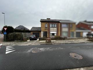 Deze te renoveren woning is de perfecte opportuniteit voor wie op zoek is naar een eigendom die volledig naar eigen stijl en wensen ingericht...