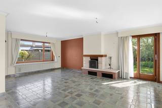 <p>ALTRO VASTGOED VERKOOPT: Bezoek op afspraak</p><p>Bent u op zoek naar de perfecte balans tussen rust, ruimte en een centrale ligging in Deinze? Deze vrijstaande bungalow ligt in een geliefde, groene woonwijk waar u geniet van stilte terwijl het bruisende stadscentrum en het station zich op wandelafstand bevinden. De woning is doordacht ingedeeld en biedt het grote comfort van volledig gelijkvloers wonen op een mooi en aangenaam perceel.</p><p>Het hart van de woning is de ruime centrale leefruimte waar het daglicht prachtig binnenvalt. De aangrenzende keuken is functioneel ingericht en biedt een mooie kans om deze naar eigen smaak op te frissen. Verder beschikt de woning over een badkamer en twee volwaardige slaapkamers met zicht op de onderhoudsvriendelijke tuin.</p><p>Een absolute troef is de inpandige garage die via een vaste toegang leidt naar de ruime zolderverdieping. Deze zoldervloer is reeds geïsoleerd en biedt een aanzienlijk potentieel om extra slaapkamers of een hobbyruimte te creëren. Dankzij het gunstige EPC-label D valt deze woning niet onder de renovatieverplichting, wat u de vrijheid geeft om in uw eigen tempo aanpassingen te doen.</p><p>Dit is een unieke opportuniteit voor wie houdt van een solide woning op een gegeerde locatie met veel privacy.</p><p>Indien u dit pand en het aanwezige potentieel ter plaatse wenst te ontdekken, kan u voor een bezoek of meer informatie contact opnemen met Leen via 0478/69.84.34 of via Leen@altro-vastgoed.be.</p>