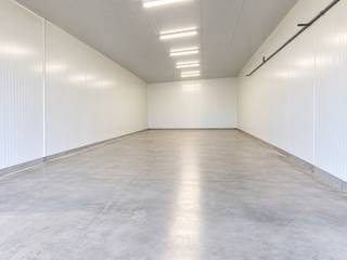 Mooie geïsoleerde loods van 385m² bestaande uit 2 compartimenten gelegen aan de verbindingsweg Pittem - Meulebeke. <br />Deze unit heeft aan de voorkant een automatische inrijpoort (5m breed - 4,62m hoog). <br /><br />Technische gegevens: <br />- vrije hoogte van 5m<br />- werkende binnenverlichting<br />- elektrisch bediende sectionaalpoort<br /><br />Buiten mag zowel de ruimte naast de loods gebruikt worden als parking.<br /><br />Nutsvoorzieningen: <br />- elektriciteit: 3 x 220V<br />- watervoorziening<br /><br />Beschikbaar vanaf 01/01/2027<br />Huurprijs exclusief BTW.