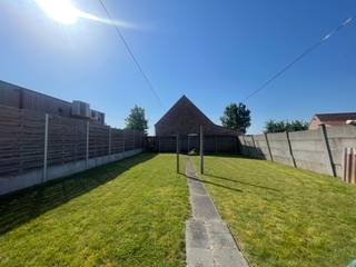 <strong>Langemark - Te renoveren/heropbouwen woning met veel potentieel te koop.</strong><br /><br /><strong>Indeling:</strong><br /><u>Gelijkvloers:</u> ruime leefruimte, keuken, badkamer, berging, garage en tuin<br /><u>1ste verdieping:</u> 2 slaapkamers met mogelijkheid tot 3de slaapkamer<br /><br /><strong>Troeven:</strong><br />+ Zonnige tuin<br />+ Zeer veel potentieel<br />+ Garage