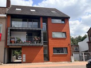 <p>Genk, Vennestraat 387 bus 1: Gezellige duplex met 2 slaapkamers, een bureau en kelderberging.<br /><br />Op het gelijkvloers en een tussenverdieping kan je op de Vennestraat deze instapklare duplex terugvinden. <br /><br /><strong>Indeling:</strong><br /><br />Gelijkvloers </p>
<ul>
<li>Woonkamer met directe toegang tot buiten</li>
<li>Ingerichte keuken met ingebouwde oven, vaatwasmachine, dampkap, keramische kookplaat, spoelbak en voorzien van een koelkast</li>
<li>Slaapkamer</li>
<li>Badkamer met lavabo, toilet en douche</li>
<li>Traphal</li>
</ul>
<p>Souterrain</p>
<ul>
<li>Slaapkamer</li>
<li>Bureau</li>
<li>Wasplaats met voorzieningen om een wasmachine en droogkast te installeren</li>
</ul>
<br />Kelderberging<br /><br />Autostaanplaats<br /><br />Privé buitenruimte om eventueel een tuintafel en stoelen te plaatsen.<br />
<p> </p>
<strong>Ligging:</strong>
<ul>
<li>Vlakbij winkels, supermarkt, restaurants, openbaar vervoer,...</li>
<li>Vlotte verbinding naar het centrum/autostrade/verbindingswegen</li>
</ul>
<p><br />Deze duplex is beschikbaar vanaf midden augustus 2026.<br /><br />📞 Interesse? Contacteer Jurimex voor een bezoek op 089/308.700 of via info@jurimex.be!<br /><br /> </p>