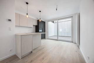 <p><strong>Volledig gerenoveerde woning in het hart van Turnhout<br /></strong>Ontdek deze prachtig gerenoveerde en instapklare woning, ideaal gelegen in het centrum van Turnhout. Dankzij de doordachte indeling, moderne afwerking en duurzame technieken is dit de perfecte thuis voor wie comfort en energiezuinigheid belangrijk vindt.<br />Bij binnenkomst betreed je een ruime inkomhal met voldoende plaats voor fietsen, gevolgd door een apart toilet. De lichtrijke woonkamer met aansluitende keuken vormt het kloppend hart van de woning. Via de grote raampartijen geniet je van een heerlijke zuidgerichte, open binnenplaats—een rustige buitenruimte midden in de stad.<br />De woning telt <strong>vier volwaardige slaapkamers</strong>, aangevuld met een extra kamer die ideaal is als <strong>thuiskantoor of dressing</strong>. De moderne badkamer is uitgerust met een <strong>inloopdouche</strong>. Daarnaast biedt de woning een <strong>ruime berging</strong> en een <strong>praktische zolder</strong>, perfect als extra opbergruimte.<br />Duurzaamheid staat hier centraal: de woning wordt verwarmd met een <strong>warmtepomp</strong>, heeft een <strong>uitstekend EPC</strong> en is uitgerust met <strong>zonnepanelen</strong>. In de nabije omgeving bestaat bovendien de mogelijkheid om een <strong>autostaanplaats te huren</strong>.<br />Kortom: een energiezuinige, smaakvol gerenoveerde stadswoning met alle comfort en ruimte die je nodig hebt. Instapklaar wonen in het centrum van Turnhout!</p>