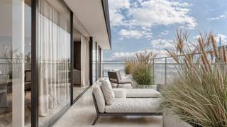 Luxueuze nieuwbouw boetiekresidentie 'Arnold'  in de gegeerde Sint-Andrieswijk gelegen in een rustige autoluwe straat op wandelafstand van het bruisende stadsleven. Het project is een ideale mix van luxe, comfort en functionaliteit en is 100% future proof  (renderingen zijn waarheidsgetrouw qua afwerking en indeling). <br /><br />Inkomhal: +/- 2.2m² Parket (Hongaarse punt)<br />Leefruimte: +/- 42m² Parket (Hongaarse punt)<br />Keuken: +/- 16m² Parket (Hongaarse punt) volledig ingericht en inbegrepen in de prijs zoals op de renders weergegeven.<br />Terras (noord) +/- 20m² met prachtig zicht op de bekendste landmarks van de stad, De Kathedraal, Boerentoren en Oudaan. <br />Terras berging: +/- 3.6m²<br />Terras (zuid) +/- 30m² badend in de zon van 's morgens tot 's avonds<br />Slaapkamer 1: +/- 13m² Parket (Hongaarse punt)<br />Badkamer 1: +/- 7.3m²  vrijstaand ligbad, 2x lavabo en toilet. (volledig ingericht en inbegrepen in de prijs zoals op de renders weergegeven).<br />Slaapkamer 2: +/- 13.8m² Parket (Hongaarse punt)<br />Badkamer 2: +/- 3.6m² inloopdouche en lavabo (volledig ingericht en inbegrepen in de prijs zoals op de renders weergegeven)<br />Nachthal: +/- 1.5m² Parket (Hongaarse punt)<br />Berging: +/- 2.5 m² <br /><br />Staanplaats €35.000<br />Berging €5.000<br />Fietsenberging inbegrepen<br /><br />Vloerverwarming, zonnepanelen, warmtepomp.<br />NICO Home control<br />3 dubbel glas<br /><br /><br />In het project zijn er verschillende appartementen beschikbaar, variërend van 1 tot 3 slaapkamers die allen voorzien zijn van een ruim zuid gericht terras en genieten van een zeer hoogwaardige eigentijdse afwerking. 6% BTW mogelijk. Plannen en lastenboek beschikbaar op aanvraag.  Meer info? 03/226.85.00.<br /><br /><br /> 