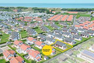 In Harendijke vinden we dit charmante vissershuisje terug op een perceel van 200 m². De woning werd gebouwd in 2008 en beschikt over een bewoonbare oppervlakte van 80 m² volgens EPC. Dankzij de gezellige indeling, de tuin en de privatieve staanplaats is dit een interessante woning als tweede verblijf of investering aan de kust.<br /><br />Op het gelijkvloers bevindt zich een inkomhal met apart toilet. De lichtrijke woonkamer sluit mooi aan op de keuken en eetkamer. De keuken is praktisch ingericht en voorzien van onder meer een vaatwasser, combioven, koelkast met vriesvak, inductiekookplaat en dampkap. Verder is er op het gelijkvloers een eerste slaapkamer met ingebouwde kasten en een badkamer met ligbad, douchevoorziening en lavabo.<br /><br />Op de eerste verdieping bevinden zich twee ruime slaapkamers en een nachthal met ingebouwde kasten. De woning wordt gemeubeld verkocht, waardoor ze meteen gebruiksklaar is.<br />Buiten geniet u van een aangename tuin met gras, terras, buitenverlichting, stopcontact en waterkraan. Daarnaast is er een praktische berging met de meters en de Vaillant CV-ketel.<br />Extra troeven zijn het EPC-label B, conforme elektriciteit, asbestveilige toestand, centrale verwarming, houten ramen met dubbele beglazing en een privatieve staanplaats.<br /><br />Een verzorgd en instapklaar vissershuisje op een aangename locatie in Harendijke.