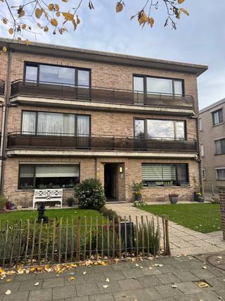 Dit mooi en recent gerenoveerd en ruim 2-slaapkamer appartement met terras en garagebox is gelegen op de 2de verdieping van een kleinschalig gebouw...