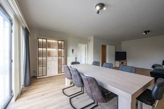 <div>Dit verzorgde appartement werd in 2022 grondig gerenoveerd en biedt een praktische indeling en een aangename woonomgeving.<br /><br /><strong>INDELING<br /></strong>Het appartement beschikt over een ruime en lichtrijke leefruimte, een keuken, badkamer met dubbele lavabo, 2 slaapkamers en een praktische berging. Vanuit de leefruimte is er toegang tot het terras, dat bovendien geniet van een mooi open groen zicht, geen inkijk.</div>
<div>Een belangrijke extra troef is de garage met sectionale poort, aan te kopen aan € 25.000.</div>
<div>Vooraan parkeerplaats van de gemeenschap. <br /><br /><strong>POSITIEVE ASPECTEN<br /></strong>- Gerenoveerd in 2022<br />- Gunstig EPC: B – 152 kWh/m²<br />- Elektrische installatie conform<br />- Asbestveilig<br />- Warmtepomp/airconditioning van Fujitsu<br />- Rolluiken (elektrisch)<br />- Ruim terras met open groen zicht<br />- Praktische berging<br />- Garage met sectionale poort en voorzien van elektriciteit</div>