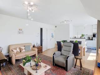In Residentie Aureus, nabij het centrum van Poperinge, vinden we op de tweede verdieping dit appartement terug. De buurt is zeer rustig en op wandelafstand bevindt zich de Colruyt, net als alle andere nodige basisvoorzieningen. Parkeren kan op de private autostaanplaats achteraan en met de lift geraak je tot aan het appartement.<br /><br />Indeling:<br /><br />* Verdieping +2:<br />- inkomhal <br />- apart toilet<br />- leefruimte met open keuken uitgerust met ingemaakte kasten, een spoelbak, inductiekookplaat met dampkap, frigo, vaatwasser en oven<br />- zuidoost-gericht terras<br />- 2 slaapkamers (13 &amp; 8 m²)<br />- moderne badkamer (7 m²) voorzien van dubbele lavabo en bad met douchemogelijkheid<br />- berging/wasplaats (4 m²)<br />- grote zolderruimte (27m²) waarop je kan rechtstaan<br /><br />* Buitenniveau:<br />- private autostaanplaats<br />- gemeenschappelijke fietsen- en afvalberging<br /><br />=> EPC-label B<br />=> Beschikbaar vanaf 01/10/2026