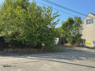 Dit bouwperceel van ongeveer 500 m² (zie plan en luchtfoto, lot 1) is gelegen in een goedgekeurde verkaveling en biedt een uitstekende kans voor...