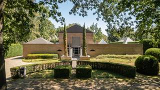 In de bijzonder gegeerde wijk <strong>Vriesdonk</strong> bevindt zich deze stijlvolle en uitstekend onderhouden villa op een royaal perceel van ca. <strong>2.043 m²</strong>. <br />De woning combineert een eigentijdse, luxueuze woonbeleving met een bijzonder veelzijdige indeling en biedt bovendien de mogelijkheid om <strong>wonen en professioneel werken</strong> op een discrete en comfortabele manier te verenigen.<br /> <br />De villa werd oorspronkelijk gebouwd in 1994 en in 2014 grondig gerenoveerd, waarbij gekozen werd voor een hoogwaardige afwerking, duurzame materialen en hedendaags wooncomfort.<br /> <br /><strong><u>Gelijkvloerse verdieping</u></strong><br />Via de verzorgde inkomhal met ingemaakte vestiaire betreedt u de woning. De ruime en bijzonder lichtrijke woonkamer van ca. <strong>40 m²</strong> is afgewerkt met parket en beschikt over een sfeervolle gashaard. Grote raampartijen zorgen voor een optimale lichtinval en creëren een mooie visuele en praktische verbinding met de tuin.<br />Aansluitend bevindt zich de stijlvolle eetkamer van ca. <strong>26 m²</strong>, eveneens voorzien van parket en uitgerust met een groot schuifraam dat rechtstreeks toegang biedt tot het terras.<br />De afzonderlijke designkeuken van ca. <strong>18 m²</strong> vormt een aangename leefruimte dankzij het ruime kook- en eeteiland. De keuken is volledig uitgerust met hoogwaardige <strong>Miele-inbouwtoestellen</strong>, waaronder een inductiekookplaat, vaatwasser, friteuse/grill, stoomoven, heteluchtoven en warmhoudplaat.<br /> <br />Aan de voorzijde bevindt zich een afzonderlijke bureau-/werkruimte van ca. <strong>9 m²</strong>, afgewerkt met parket en ingemaakte kasten. De plafondhoge ramen tot op de vloer zorgen hier voor een bijzonder aangename hoeveelheid natuurlijk daglicht.<br />Verder beschikt de woning over een uitzonderlijk ruime <strong>dubbele inpandige garage van ca. 60 m²</strong>, voorzien van een spoelbak. Vanuit de garage is er rechtstreeks toegang tot de tuin en een doorgang naar de wijnkelder van ca. <strong>7 m²</strong>.<br /> <br /><strong><u>Afzonderlijke praktijkruimte – ideaal voor zelfstandigen of vrije beroepen</u></strong><br />Een belangrijke troef van deze villa is de volledig uitgeruste praktijkruimte met een <strong>eigen ingang</strong>, waardoor professionele activiteiten perfect gescheiden kunnen worden van het privéleven.<br />De ruimte omvat een wachtzaal van ca. <strong>8 m²</strong>, voorzien van toilet en handenwasser, een berging en twee afzonderlijke bureauruimtes van ca. <strong>15 m² en 22 m²</strong>.<br />Dankzij de indeling en de afzonderlijke toegang biedt deze ruimte bovendien tal van alternatieve mogelijkheden. Zo kan ze, mits de nodige aanpassingen, worden ingericht als extra leefruimte, gastenverblijf, au-pairaccommodatie of als een volwaardige slaapkamer met badkamer op de begane grond. Ook voor <strong>kangoeroe wonen</strong> biedt de woning interessante mogelijkheden.<br /> <br /><strong><u>Eerste verdieping</u></strong><br />De nachthal, afgewerkt met parket en voorzien van ingemaakte kasten, leidt naar de verschillende slaapvertrekken.<br />Er zijn twee slaapkamers van ca. <strong>14 m² en 18 m²</strong>. Eén kamer beschikt over ingemaakte kasten, terwijl de andere toegang biedt tot een balkon met een prachtig uitzicht over de tuin.<br />De eerste badkamer is uitgerust met een ligbad, toilet en lavabo.<br />De royale hoofdslaapkamer van ca. <strong>20 m²</strong> vormt een aangename privésuite en beschikt over een ingemaakte dressing- en tv-kast. Vanuit de slaapkamer is er toegang tot een uitzonderlijk ruim terras van ca. <strong>22 m²</strong>, vanwaar een trap rechtstreeks naar de tuin leidt.<br />De aansluitende ensuite badkamer van ca. <strong>19 m²</strong> is ingericht met een dubbele lavabo, ruime inloopdouche en ligbad. Een afzonderlijk toilet vervolledigt deze verdieping.<br /> <br /><strong><u>Buitenruimte</u></strong><br />Rondom de villa bevindt zich een <strong>prachtig aangelegde en volledig omheinde tuin</strong>, aangelegd in 2014. Dankzij de ideale zonoriëntatie en de natuurlijke privacy vormt deze buitenruimte een bijzonder aangename verlenging van de woning.<br />Verschillende terrassen bieden de mogelijkheid om op elk moment van de dag van de tuin te genieten, waaronder een aangenaam <strong>overdekt terras</strong>.<br />Daarnaast zijn er een overdekte berging en twee tuinhuizen aanwezig.<br /> <br /><strong><em>Een stijlvolle, ruime en uitstekend onderhouden villa met een hoogwaardige afwerking die wonen, werken, privacy en comfort op een bijzonder geslaagde manier samenbrengt in het geliefde Vriesdonk.</em></strong><br /><strong><em> </em></strong><br />📞 Interesse? Contacteer ons voor meer informatie of een bezoek ter plaatse via jeffrey@jurimmo.be of via +32 474 04 13 26