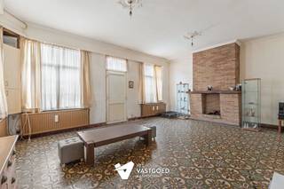 <p><span>Karaktervolle renovatiewoning met 3 slaapkamers en veel potentieel in Balen</span></p><p><span> </span></p><p><span>Belangrijkste troeven:</span></p><p><span>- Ideale ligging: rustig nabij het centrum</span></p><p><span>- Enorm veel potentieel</span></p><p><span>- Schuur met een verdieping erboven</span></p><p><span>- Perceel van 697 m²</span></p><p><span>- Vaste trap naar zolder voor extra mogelijkheden</span></p><p><span>- Ruime indeling</span></p><p><span>- Zuidwestelijke oriëntatie</span></p><p><span> </span></p><p><span>Bekijk zeker ook onze grondplannen met de afmetingen. Zo krijgt u van thuis uit al een perfect beeld van wat deze woning te bieden heeft!</span></p><p><span>Wenst u meer info of een vrijblijvende bezichtiging, contacteer dan ons kantoor op het nummer 014 39 99 99 en wij helpen u graag verder.</span></p>