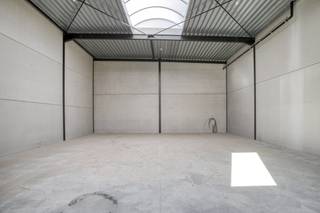 Nieuwbouw KMO-unit van ca. 180 m² in project Saturnus te Sint-Baafs-Vijve. Voorzieningen: - Parkeerplaats- Lichtstraat- Gepolierde betonvloer- Sectionale poort (ca. 4,5 m x 4 m)- Afzonderlijke toegangsdeurOplevering - Q2 2025Locatie:Gelegen vlakbij Waregem en slechts 10 minuten van de E17 (afrit Waregem)Bent u op zoek naar bedrijfvastgoed bestaande uit een magazijn te koop in de regio Wielsbeke? Aarzel dan zeker niet om ons te contacteren op het nummer 056 21 11 11.