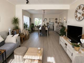 <strong>BEZOEKMOMENT: donderdag 24 september van 16 uur tot 18 uur. Mits het maken van een afspraak via 09 395 05 40 of verkoop@concept-home.be. </strong><br /><br />Deze gerenoveerde halfopen bebouwing is gelegen in Machelen (Zulte) en beschikt over een bewoonbare oppervlakte van 138 m². De woning is gelegen op een ruim perceel van 753 m² en geniet van een vlotte verbinding naar de E17 en verschillende omliggende uitvalswegen. Daarnaast worden er nog acht zonnepanelen geplaatst, waarvan vier aan de voorzijde en vier aan de achterzijde van de woning.<br /><br />De woning werd in 2022 gerenoveerd en beschikt over een praktische indeling met op het gelijkvloers een inkomhal, bezoekerstoilet, lichtrijke woonkamer en een geïnstalleerde keuken. Daarnaast is er een kelder die ideaal kan worden gebruikt als provisie- of bergruimte.<br /><br />Op de eerste verdieping bevinden zich twee volwaardige slaapkamers en een badkamer voorzien van een dubbele wastafel en inloopdouche. Daarnaast beschikt de woning over een zolderruimte die extra bergruimte biedt.<br /><br />Een belangrijke meerwaarde van deze woning is de ruime, aangelegde tuin met zonnig terras. Achteraan het perceel bevinden zich bovendien een serre, een tuinhuis en een volière. Verder beschikt de woning over een garage, een buitentoilet, twee afzonderlijke werkplaatsen/hobbyruimtes en een technische ruimte. Deze extra ruimtes bieden heel wat mogelijkheden voor wie nood heeft aan bijkomende opslag, een hobbyruimte of een praktische werkplek.<br /><br />De combinatie van de gerenoveerde woning, het ruime perceel en de vele praktische extra's maakt dit een aangename woning met heel wat buitenruimte en mogelijkheden.<br /><br />Troeven: gerenoveerd in 2022 / ruim perceel van 753 m² / twee slaapkamers / zolderruimte / aangelegde tuin met zonnig terras / garage / twee werkplaatsen of hobbyruimtes / serre, tuinhuis en volière<br /><br />Beschikbaar: 01/11/2026