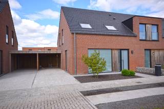 ALBERT BIESBROUCKSTRAAT 138800 ROESELAREDeze moderne en energiezuinige woning is rustig gelegen in een kleinschalig woonerf binnen een nieuwe...