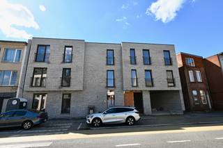 Ruim Duplex appartement op verdieping 1 + 2 !  Indeling : Inkomhal  , wc  , woonkamer met open keuken , terras  .Verdieping 2 : 2 slaapkamers ,...