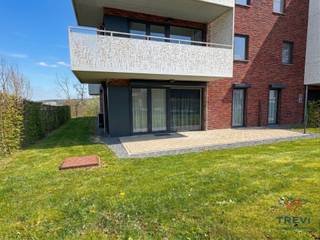 <p><span>SOUS OPTION Tubize, dans le quartier "Les Coteaux" apprécié pour son calme et sa situation centrale, bel appartement 2 chambres au rez de chaussée d'une jolie résidence récente avec ascenseur. L'appartement profite d'une grande terrasse et d'un jardin bien orienté. Il se compose d'un hall d'entrée carrelé avec vestiaire et toilette invités vers le beau séjour de 30 m² et sa jolie cuisine toute équipée. Accès vers la grande terrasse et le jardin bien orientés. Hall de nuit vers les 2 belles chambres carrelées de 12 et 11 m². Salle de douche. Buanderie. Vidéophone. Cave et emplacement de parking en option. Double flux. Accumulateurs électriques.Vidéophone. Électricité conforme. PEB A. Panneaux photovoltaïques. Faire offre à partir de 265.000€. Garage et cave en option. Infos et visites au 02/355.50.55. </span></p>