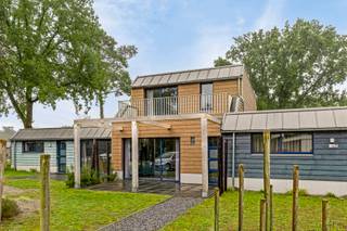 <strong>Gezellige vakantiewoning voor 6 personen op EuroParcs – ideaal voor ontspanning of investering</strong><br /><br />Op zoek naar een sfeervolle vakantiewoning op <strong>eigen grond</strong> waar rust en comfort samenkomen? Deze gezellige woning op het geliefde park EuroParcs biedt plaats aan 6 personen en is de perfecte uitvalsbasis voor een ontspannen verblijf.<br /><br />De lichtrijke woonkamer beschikt over een comfortabele zithoek met televisie, ideaal om samen tot rust te komen. Aansluitend vind je de volledig uitgeruste keuken met onder andere een vaatwasser, combimagnetron en filter koffiezetapparaat. De eethoek maakt het geheel compleet voor gezellige maaltijden.<br /><br />Op de bovenverdieping bevinden zich drie slaapkamers: een ruime kamer met tweepersoonsbed, een kamer met twee eenpersoonsbedden en een derde kamer met een stapelbed – perfect voor gezinnen of gasten. De badkamer is voorzien van een douche en dubbele wastafel. Daarnaast is er een apart toilet aanwezig.<br /><br />Inboedel is inbegrepen! <br /><br />Buiten geniet je van een eigen terras, ideaal om te ontspannen in de frisse lucht. Bij de woning is er parkeergelegenheid voor één auto.<br /><br />Deze vakantiewoning is niet alleen een heerlijke plek om zelf te verblijven, maar ook een interessante opportuniteit als opbrengsteigendom.<br /><br />Kortom: een ideale combinatie van comfort, rust en investeringspotentieel!