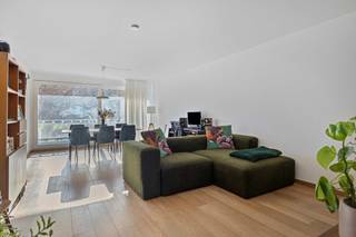 Gerenoveerd één slaapkamer appartement met ruim terras te Borgerhout<br /><br />Ben jij op zoek naar een instapklaar appartement met buitenruimte in een levendige buurt? Kom gerust een kijkje nemen aan de Plantin en Moretuslei 331!<br /><br />Ons appartement ligt op de tweede verdieping van een verzorgd residentieel gebouw, op nog geen vijf minuten fietsen van de gezellige Dageraadplaats in Zurenborg. In de woonkamer geniet je van veel lichtinval, en via de volledig openslaande schuifdeuren stap je zo het ruime terras op, perfect om van de zon te genieten, met een mooi groen uitzicht erbij van de bomen die in bloei staan.<br /><br />Vanuit de woonkamer loop je de keuken in, die volledig uitgerust is met onder andere een ingebouwde vaatwasser en koelkast. Er is ook genoeg ruimte om er echt uitgebreid te koken.<br /><br />De gerenoveerde badkamer heeft een ruime inloopdouche met regendouche, en handig: de wasmachineaansluiting zit in de ingebouwde kast in de hal, zodat de badkamer overzichtelijk blijft. Verder is er een apart toilet in de hal met handenwasser.<br /><br />Aan de achterkant van het appartement is een ruime slaapkamer te vinden met ook daar veel lichtinval.<br /><br />Bijkomende troeven zijn: een gunstige EPC-score B, verzorgde parketvloer in de hele woning, volledig nieuwe keuken en badkamer, zuidgeoriënteerd terras, asbestveilig, elektriciteit is conform, Delhaize en Carrefour op wandelafstand. Met de wagen ben je zo op de E19 en E313.<br /><br />En nog meer!<br /><br />Ben je benieuwd? Stuur een verzoekje via de website, of stuur ons een mail op: pauline.owelle@gmail.com