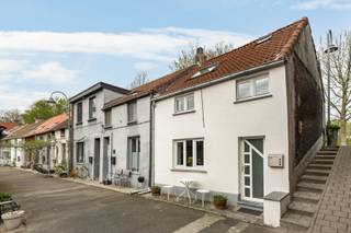 <p><strong>Charmant steenbakkerijhuisje met tuin en karakter</strong></p>
<p>Op zoek naar rust, groen en een warme community? Of wil je gewoon even ontsnappen aan de drukte? Dan is dit unieke steenbakkerijhuisje misschien precies wat je zoekt.</p>
<p>Deze woning, gebouwd in 1982 en deel uitmakend van beschermd erfgoed, straalt authenticiteit en karakter uit.</p>
<p>Vooraan is de woning bereikbaar via een gemeenschappelijke servitudeweg, waar buren elkaar ontmoeten en een fijne sfeer heerst. Binnen geniet je echter van volledige privacy.</p>
<p>De indeling is praktisch en gezellig: een leefkeuken, badkamer met bad/douche en toilet, en boven twee slaapkamers met extra mezzanine voor opslag.</p>
<p>Achteraan vind je een extra ruimte die kan dienen als leefruimte met zicht op de ruime privétuin van meer dan 140 m². De tuin loopt door tot aan een zeer ruime garage met veel opbergmogelijkheden.</p>
<p>De woning is omringd door groene wandelgebieden en biedt vlotte toegang tot openbaar vervoer, winkels en andere voorzieningen.</p>
<p><em>Extra troeven: geen renovatieverplichting en elektriciteit is conform.</em></p>
<p>Hou je van karakter, groen en een gezellige woonomgeving? Dan is dit zeker een woning om te ontdekken.</p>
<p></p>
<p>Interesse? Aarzel zeker niet en contacteer ons: info@jamar.immo, 03 435 31 33</p>