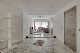 Ben je op zoek naar een gerenoveerde bel-etage met een tal van mogelijkheden? Zoek niet verder. Deze polyvalente woning op de Wetterensteenweg 4 heeft alles wat je zoekt. <br /><br />Indeling gelijkvloers:<br />- Parkeerplaats<br />- Horecaruimte<br />- Inkomhal bel-etage<br /><br />Indeling eerste verdieping:<br />- Woonkamer met uitgeruste open keuken<br />- 3 slaapkamers<br />- 2 badkamers (douche en toilet) + (ligbad en toilet)<br />- Apart toilet<br />- Technische ruimte<br />- Terras<br /><br />Indeling tweede verdieping: <br />- Nachthal<br />- 1 slaapkamer<br /><br />Bijzonderheden:<br />- Er werd een bestuurlijke maatregel opgelegd<br />- Bruikbaar vloeroppervlak van maar liefst 395 m² <br />- Op heden staat de woning gekend als handelshuis met als functie horeca. <br />- Er is een simulatie van het EPC-attest (EPC C) aanwezig met de volgens de eigenaar gebruikte isolatie in de woning<br /><br />Mis deze kans niet en vraag vandaag nog jouw bezoek aan! <br /><br />Bij Albert kom je thuis