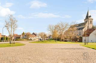 <p>In het rustige Spiere, op slechts 15 minuten van Moeskroen en Avelgem en op 20 minuten van Doornik en Kortrijk, bevindt zich deze verder af te werken woning met bijzonder veel potentieel.<br /><br />De woning werd reeds grondig structureel vernieuwd: een volledig nieuw dakgebinte met dakbedekking, een nieuw geïsoleerde gevel, nieuwe aluminium ramen, een nieuwe gasinstallatie en vloerverwarming op het gelijkvloers. Ook het plakwerk werd reeds uitgevoerd. De belangrijkste werken zijn dus achter de rug — u kan de verdere afwerking volledig naar eigen smaak invullen.<br /><br />Op het gelijkvloers vindt u een inkomhal, een apart toilet, een leefruimte met open keuken (leidingen voorzien, keuken nog te plaatsen) en een technische ruimte. Daarnaast is er een kleine kelder aanwezig.<br /><br />De eerste verdieping omvat een nachthal, een ruimte met voorzieningen voor een badkamer en twee slaapkamers. De zolderverdieping is bereikbaar via een vaste trap en biedt bijkomende mogelijkheden.<br /><br />Buiten beschikt de woning over een koer én een rustig gelegen tuin op ca. 30 meter van de leefruimte.<br /><br />Meer info of plan je bezoek: wim@immobeguin.be<br /><br />Te koop via Immo Beguin, uw vastgoedexpert sinds 2009, met kantoren in Ronse, Waregem, Kortrijk, Deinze, Doornik en Lessen.<br />Dit zoekertje omvat enkele AI-gegenereerde visualisaties.</p>