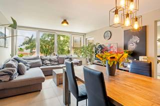 Op zoek naar een gezellig en volledig gerenoveerd appartement op een toplocatie? Dit lichtrijke appartement is gelegen pal in het centrum van Izegem, op wandelafstand van winkels, horeca, openbaar vervoer en alle dagelijkse voorzieningen.<br /><br />De aangename leefruimte geniet van veel natuurlijke lichtinval en sluit mooi aan op de volledig geïnstalleerde keuken. Een ideale plek om gezellig te tafelen of heerlijk te ontspannen.<br /><br />Het appartement beschikt over twee slaapkamers, een verzorgde badkamer met inloopdouche en een praktische berging, die zorgt voor de nodige extra opbergruimte.<br /><br />Als extra troef is er een leuk terras, waar je in alle rust kan genieten van een kop koffie of een gezellig moment in de buitenlucht.<br /><br />Dankzij de volledige renovatie is dit appartement instapklaar en vormt het een ideale thuis voor wie comfortabel en centraal wil wonen.<br /><br />Troeven:<br /><br />Volledig gerenoveerd<br />Gelegen pal in het centrum van Izegem<br />Lichtrijke leefruimte<br />Volledig geïnstalleerde keuken<br />2 slaapkamers<br />Badkamer met inloopdouche<br />Praktische berging<br />Gezellig terras<br />Instapklaar