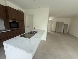 Deze nieuwbouwwoning is gelegen in Herzele en afgewerkt met uiterst duurzame materialen.Bij binnenkomst vindt u de inkomhal met een bezoekerstoilet...