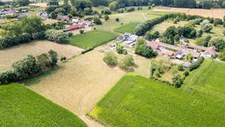 EERSTE BEZOEKDAG DONDERDAG 20/08 VAN 15u00 TOT 18u00 (enkel op afspraak!!)<br /><br />HERNE - Authentieke vierkantshoeve op 1,21 ha met grote loods<br /><br />In het landelijke Herne bevindt zich deze karaktervolle hoeve op een prachtig perceel van maar liefst 1,21 hectare. <br />Deze eigendom biedt een unieke combinatie van authenticiteit, ruimte en tal van mogelijkheden voor wie op zoek is naar een renovatieproject met een uitzonderlijk potentieel.<br /><br />De prachtige, volledig omsloten binnenkoer vormt zonder twijfel één van de absolute blikvangers van deze eigendom. Ze biedt privacy en onderstreept het unieke karakter van deze hoeve. <br /><br />De woning zelf beschikt op het gelijkvloers over een ruime inkomhal, een apart toilet, een praktische berging, een gezellige woonkamer met aansluitende eetkamer, een keuken, een bureau en een archiefruimte. Op de verdieping vindt u vier volwaardige slaapkamers, een dressing en een badkamer. De bestaande indeling vormt een uitstekende basis om de woning volledig naar eigen smaak en hedendaagse wooncomfort te renoveren.<br /><br />Ook de bijgebouwen maken deze eigendom bijzonder interessant. De ruime schuur of werkplaats van ongeveer 180 m² biedt tal van mogelijkheden voor opslag, stalling, een zelfstandige activiteit of het uitoefenen van een hobby. Daarnaast zijn er nog verschillende extra opslagruimtes/stallingen aanwezig, waardoor ruimte hier nooit een beperking vormt.<br /><br />Met een totale perceeloppervlakte van 1,21 hectare is deze eigendom bovendien een ideale uitvalsbasis voor paardenliefhebbers, dierenhouders of iedereen die wil genieten van het landelijke leven met voldoende buitenruimte. Een eigendom waar karakter en mogelijkheden samenkomen en die wacht op een nieuwe eigenaar om haar opnieuw tot leven te brengen.<br /><br />Een zeldzame kans voor wie op zoek is naar een hoeve met uitzonderlijke volumes en een landelijke toplocatie.<br />Aarzel niet ons te contacteren voor meer informatie of een bezoek: 053/60.65.66