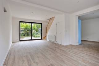 <h3><span>Uitzonderlijk ruime woning met 5 slaapkamers, zwembad en sauna ideaal voor een groot gezin of cohousing.</span></h3><p><span>Ontdek deze </span><span>bijzonder ruime en recent gerenoveerde woning</span><span>, rustig gelegen in een doodlopende straat. Dankzij de royale leefruimtes, het overdekte zwembad en de veelzijdige indeling is deze woning ideaal voor een </span><span>groot gezin of cohousing voor 6 personen</span><span>.</span></p><p><span>De woning beschikt over een aangename, ruime leefruimte met een volledig ingerichte keuken en een mooi zicht op het terras en de tuin. Vanuit de keuken heeft u rechtstreeks toegang tot het </span><span>overdekte zwembad met sauna</span><span> en tot verschillende praktische bergruimtes.</span></p><p><span>Op de eerste verdieping bevinden zich </span><span>3 slaapkamers, een badkamer en een aparte douchekamer</span><span>. Onder het dak bevindt zich bovendien nog een </span><span>zeer ruime vierde slaapkamer</span><span>.</span></p><p><span>Een bijzonder pluspunt is het </span><span>semi-zelfstandige appartement van ca. 70 m²</span><span>, dat via de inkomhal toegankelijk is maar dankzij een aparte gang en binnendeur volledig afgescheiden kan worden. Dit gedeelte beschikt over een ruime slaapkamer, een eigen douchekamer met lavabo en toilet, een leefruimte met open keuken en een </span><span>privéterras met prachtig uitzicht over de velden</span><span>. Dit appartement is inbegrepen in de huurprijs, kan niet afzonderlijk of onderverhuurd worden en is ideaal voor een koppel.</span></p><p><span>Huurvoorwaarden:</span><span><br />Huurprijs: 4.000/maand<br />Vaste kosten: 745/maand, inclusief wekelijkse poetsbeurt, tuinonderhoud, elektriciteit en onderhoud van de verwarmingsketel.<br />Zwembadproducten: 20 per persoon/maand.<br />Enkel water en gas (verwarming) komen rechtstreeks op naam van de huurder.<br />Bij cohousing zijn studenten niet toegelaten en dienen alle huurders zich op het adres te domiciliëren.<br /><br /></span></p><p><span>Gemakkelijke parkeermogelijkheid in de straat. </span></p><p><span>Een unieke huurwoning met uitzonderlijk veel ruimte, comfort en faciliteiten. Mis deze kans niet!</span></p><p><span>Gelieve het </span><span>inlichtingenfiche</span><span>, terug te vinden onder het tabblad </span><span>Documenten</span><span>, volledig in te vullen en vervolgens te bezorgen via <span>guillaume@ap-p.be</span></span><span>.</span></p>