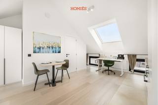 Op de bovenste verdieping van dit vernieuwde studentenpand in de Ravenstraat 64 bevindt zich deze ruime penthouse-studio: een zeldzame combinatie...