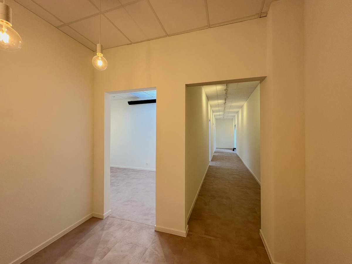 Ready to move in commercial property for rent in Kortrijk - photo 5