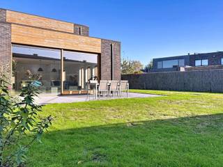 Deze recente woning combineert hoogwaardige materialen met een warm, open karakter – perfect voor wie comfort zoekt met ruimte voor gezin en/of thuiswerk.<br />De inkomhal met vestiaire en gastentoilet leidt naar de lichtrijke leefruimte met eet- en zithoek, waar grote ramen zorgen voor een open gevoel. De moderne keuken met kookeiland en aanpalende berging/wasplaats is praktisch ingericht en kijkt uit op de onderhoudsvriendelijke, zuidgerichte tuin met royaal terras – ideaal om te ontspannen of gasten te ontvangen.<br />Op de verdieping vind je twee ruime slaapkamers, een open nachthal, bureau (of derde slaapkamer), dressing/hobbyruimte en een stijlvolle badkamer met inloopdouche, ligbad, toilet en lavabomeubel. De designtrap vormt hierbij een echte blikvanger.<br /><br />Troeven:<br />Energiezuinig (Label B)<br />Conforme elektriciteit<br />Vloerverwarming en domotica<br />Regenwaterput van 15.000 L<br />Elektrische zonnescreens<br />193 m² bruikbare vloeroppervlakte<br />Private oprit voor meerdere wagens<br />Nabij scholen, winkels, openbaar vervoer, Mammoet Center en E403<br />Instapklaar en kwalitatief afgewerkt<br /><br />Te koop zonder makelaar via Smart Houses! Voor info of bezoek: 0474/80.99.98<br />Kijkweekend 29 &amp; 30 /11/2025<br />Plan je bezoek via: https://www.supersaas.be/schedule/Dimi_Ferrest/Bezoek_Lakenstraat_51_Roeselare