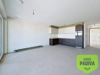 Ruim nieuwbouw éénslaapkamerappartement met terras en zicht op de binnentuin<br /><br />Op de eerste verdieping bevindt zich dit instapklaar appartement, dat comfort en ruimte perfect combineert. <br /><br />De moderne keuken is volledig uitgerust en sluit naadloos aan op de leefruimte. De strakke afwerking en praktische indeling maken het een bijzonder aangename plek om te koken.<br /><br />Het appartement beschikt over een ruime slaapkamer met voldoende plaats voor een dubbel bed en kasten. De badkamer is hedendaags ingericht met een comfortabele inloopdouche en lavabo.<br /><br />Daarnaast zijn er twee aparte bergingen voorzien, wat zorgt voor extra opbergruimte. Een private staanplaats is inbegrepen, wat een grote troef is op vlak van comfort en bereikbaarheid.<br /><br />Indeling: 1°V: inkomhal - berging - apart toilet - badkamer met inloopdouche en lavabo - slaapkamer - berging - grote leefruimte met keuken - terras<br /><br />-1°V: gemeenschappelijke fietsenberging, private staanplaats<br /><br />Huurprijs: €925/maand<br />Staanplaats: €50/maand<br />Gem. kosten (provisie): €75/maand<br />Beschikbaar: vanaf oplevering (binnenkort)<br /><br />📩 Interesse? Vul het contactformulier in of mail naar josefien@immopadiva.be<br />📞 Telefonisch kunnen geen afspraken worden ingepland.