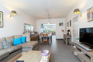 <p><span>De Robianostraat 112 - Borsbeek</span></p><p><span> </span></p><p><span>Ruime woning (191 m²) met 4 slaapkamers, magazijn en tuin (170 m²) in Borsbeek.</span></p><p><span>Deze verrassend ruime woning is gelegen op een goed bereikbare locatie in Borsbeek, met een vlotte verbinding naar de snelweg en het openbaar vervoer. Dé absolute troef? Het indrukwekkende magazijn/dubbele garage van maar liefst 70 m² — ideaal voor zelfstandigen, hobbyisten of wie nood heeft aan extra opslagruimte.</span></p><p><span>De woning werd steeds piekfijn onderhouden en doorheen de jaren deels gerenoveerd, waardoor je hier zonder zorgen kan intrekken. In 2013 is gans de benedenverdieping gerenoveerd, waaronder de keuken, badkamer en vloeren. En in 2021 werd een nieuwe verwarmingsketel geplaatst. Daarnaast werd airconditioning voorzien in de badkamer en één van de slaapkamers. Ook aan duurzaamheid werd gedacht: het dak boven de keuken werd geïsoleerd en het hoofddak is een groendak.</span></p><p><span>Je betreedt de woning via een aparte inkomhal met vestiairekast/bergruimte. Van hieruit kom je in de bijzonder ruime leefruimte met aansluitend de volledig geïnstalleerde leefkeuken, samen goed voor een indrukwekkende oppervlakte van 96 m² — een echte leefruimte met wow-factor.</span></p><p><span>Vanuit de keuken heb je toegang tot het magazijn en een apart gastentoilet. Buiten geniet je van een onderhoudsvriendelijke, noordgerichte tuin, uitgerust met een overdekte buitenkeuken — perfect voor gezellige zomeravonden.</span></p><p><span>Op de bovenverdieping bevinden zich vier volwaardige slaapkamers van 19 m², 11 m², 20 m² en 23 m². De ruime badkamer (11 m²) is voorzien van een inloopdouche, dubbele lavabo, toilet en aansluitingen voor een was- en droogmachine.</span></p><p><span>Ben je op zoek naar een ruime woning met tal van mogelijkheden én een uitzonderlijk magazijn met 1 inrijpoort van 2.50m hoog? Mis deze kans niet! Bewoonbare opp. 191 m² – ref.: bruto vloeropp. Voor meer info of een gratis schatting surf naar </span><span><span>www.hansimmo.be</span></span></p><p><span> </span></p>